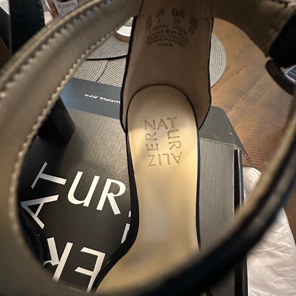 Naturalizer Vera Black Leather Sandals. Sz 5 - Picture 4 of 6